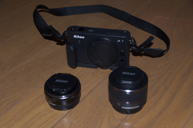 Nikon 1 J1 および パンケーキ（左） および 標準ズーム（右）♪